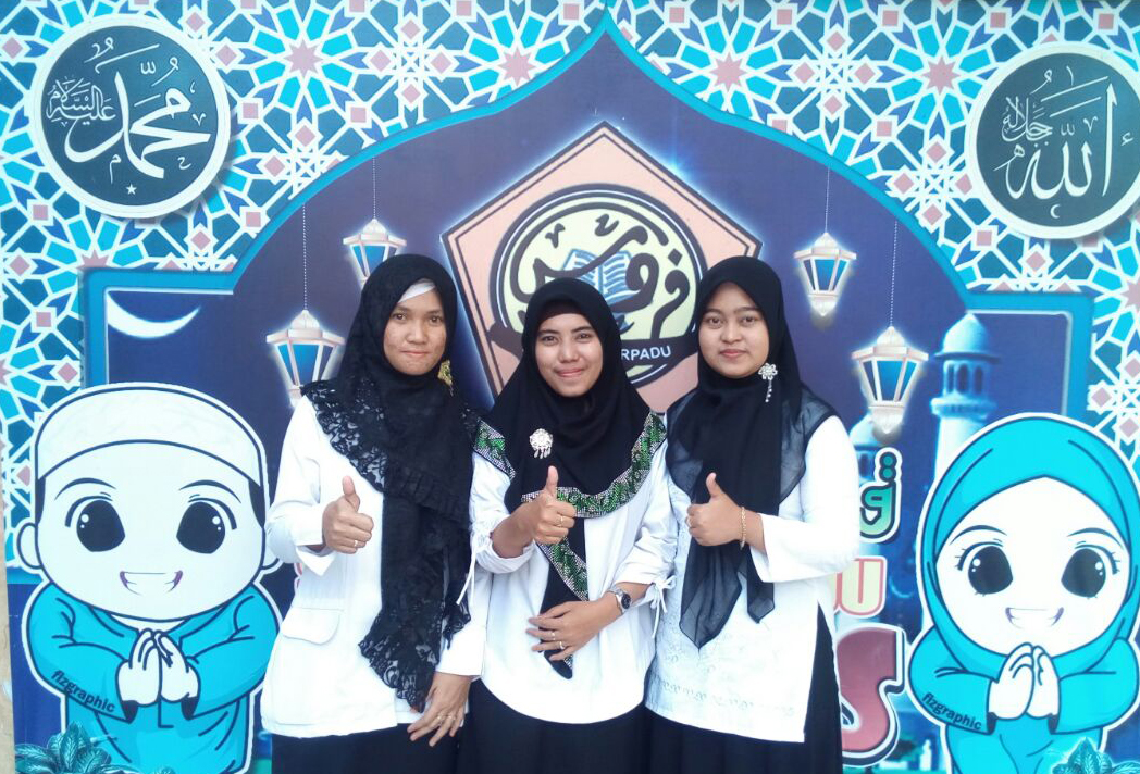 dari kiri : Ustd. Rikha, Ustd. Nasyifah, Ustd. Imroah